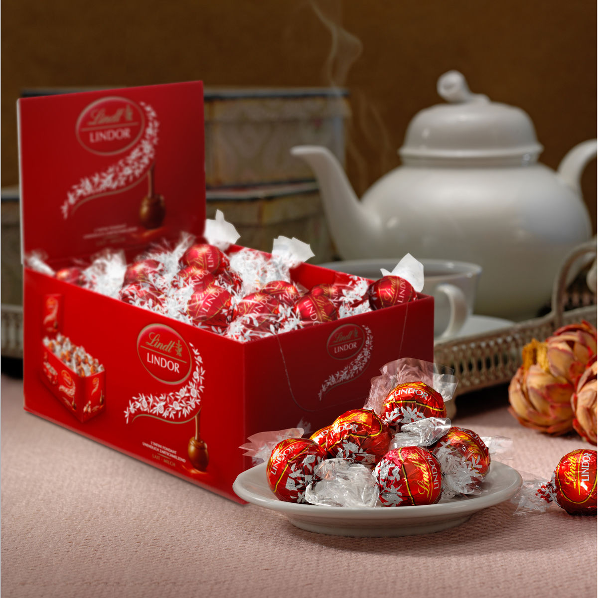 Boîte célébration Assortiment LINDOR de chocolats au lait Lindt, 755g